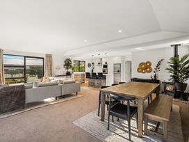 A living room with a dining area and kitchen at Mako Haven - Mountain Outlook in Wanaka