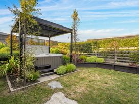 A garden with a hot tub and plants at Mako Haven - Mountain Outlook in Wanaka