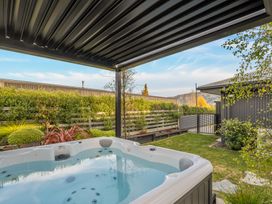 A hot tub in a garden at Mako Haven - Mountain Outlook Wanaka