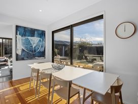A dining room with a table and chairs at Cromwell Holiday Home in Cromwell