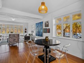 A living room with a table and chairs at Cromwell Holiday Home in Cromwell