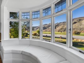 A snug with round windows overlooking mountains at Cromwell Holiday Home in Cromwell