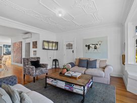 A living room with sofa and armchair at Cromwell Holiday Home in Cromwell