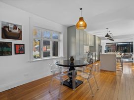 A kitchen with a table and chairs at Cromwell Holiday Home in Cromwell
