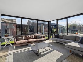 A living room with sofas and a coffee table at Cromwell Holiday Home in Cromwell