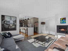 A living room with a sofa and coffee table at Cromwell Holiday Home in Cromwell
