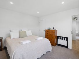 A bedroom with a bed and dresser at Cromwell Holiday Home in Cromwell