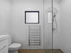A bathroom with a shower, toilet, and sink at Cromwell Holiday Home in Cromwell