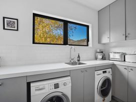 A laundry room with a washing machine and sink at Cromwell Holiday Home in Cromwell