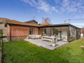 A house with deck and garden at Cromwell Holiday Home in Cromwell