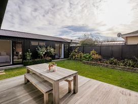 A garden with seating and plants at Cromwell Holiday Home in Cromwell