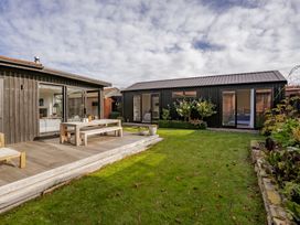 A garden with table and chairs at Cromwell Holiday Home in Cromwell