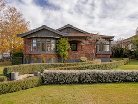 A house with a brick facade and garden at Cromwell Holiday Home in Cromwell