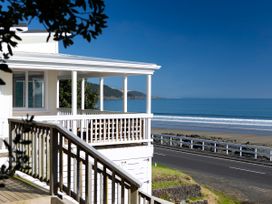 A house with a balcony overlooking the sea at Ahipara in Kaitaia