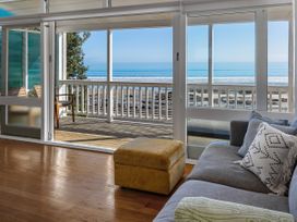 A living room with a view of the sea at Ahipara in Kaitaia