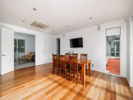 A dining room with a table and chairs at Solar House - Kerikeri Holiday House in Kerikeri