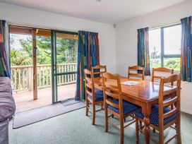 A dining room with a table and chairs at Alpine Charm - Ohakune Holiday Home Ohakune