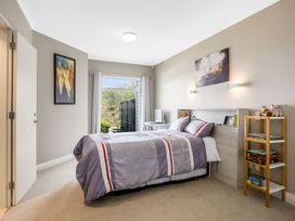A bedroom with a bed and desk at Wellington Holiday in Wellington