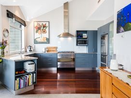A kitchen with a countertop and appliances at Wellington Holiday in Wellington