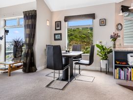 A dining room with a table and chairs at Wellington Holiday in Wellington