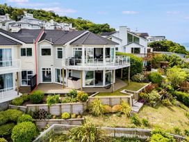 An outdoor area with a deck and garden at Wellington Holiday in Wellington