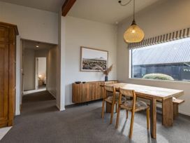 A dining room with a table and chairs at Alpine Retreat - Ohakune Holiday Home Ohakune