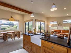 A kitchen and dining area in Alpine Retreat - Ohakune Holiday Home, Ohakune