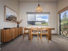 A dining room with a table and chairs at Alpine Retreat - Ohakune Holiday Home in Ohakune