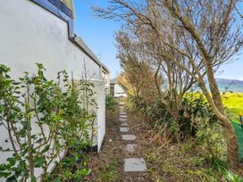 A pathway with plants and trees beside a building at Wellington Holiday home in Wellington