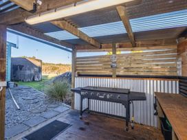 An outdoor kitchen with a barbecue grill at Taylor Lodge Adventure Base - Erua Holiday Home National Park
