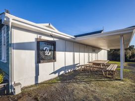 An outdoor area with a bench and table at Taylor Lodge Adventure Base - Erua Holiday Home National Park