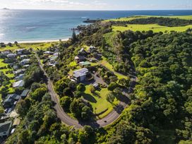 Coastal Serenity - Tapuaetahi Beach Escape -  - 1179048 - thumbnail photo 4