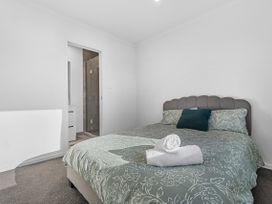 A bedroom with a bed and towels at Hamilton in Hamilton