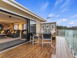 Coastal Calm - Raglan Holiday Home -  - 1179050 - thumbnail photo 2