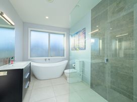 A bathroom with a bathtub, toilet, and sink at Kaikoura