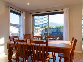 A dining room with a table and chairs at Kaikoura