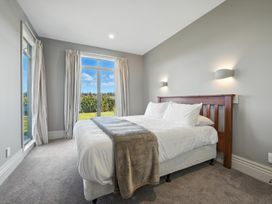A bedroom with a bed and window at The Alpine Edge - Windwhistle Holiday Home in Canterbury