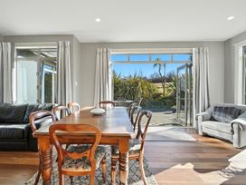 A dining room featuring a table and chairs at The Alpine Edge - Windwhistle Holiday Home in Canterbury