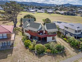 Beachfront Landing - Pauanui Holiday Home -  - 1179474 - thumbnail photo 4