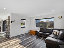 A living room with a sofa and window at Sunrise Hideaway - Cromwell Holiday Home in Cromwell