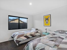 A bedroom with two beds and a window at Sunrise Hideaway - Cromwell Holiday Home in Cromwell