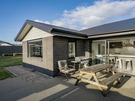 An outdoor area with a table and chairs at Sunrise Hideaway - Cromwell