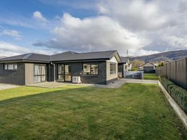 A house with a garden and patio at Sunrise Hideaway - Cromwell Holiday Home, Cromwell