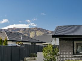 A view of houses and mountains at Sunrise Hideaway - Cromwell