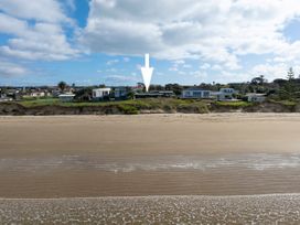 A view of houses by the beach at Natives Nest - Karikari Peninsula Escape Kaitaia