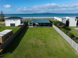 An outdoor area with houses and a view of the ocean at Natives Nest - Karikari Peninsula Escape Kaitaia
