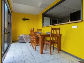 A dining area with a table and chairs at Natives Nest - Karikari Peninsula Escape Kaitaia