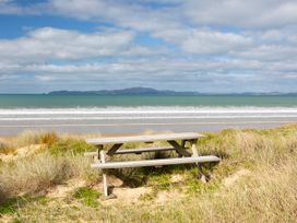 A picnic table on the beach at Natives Nest - Karikari Peninsula Escape Kaitaia