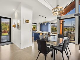 A dining area with a table and chairs at Eight on Jackson - Luggate Holiday Home