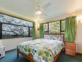 A bedroom with a bed and bedside table at Quail Rise - Collingwood Holiday Home Collingwood